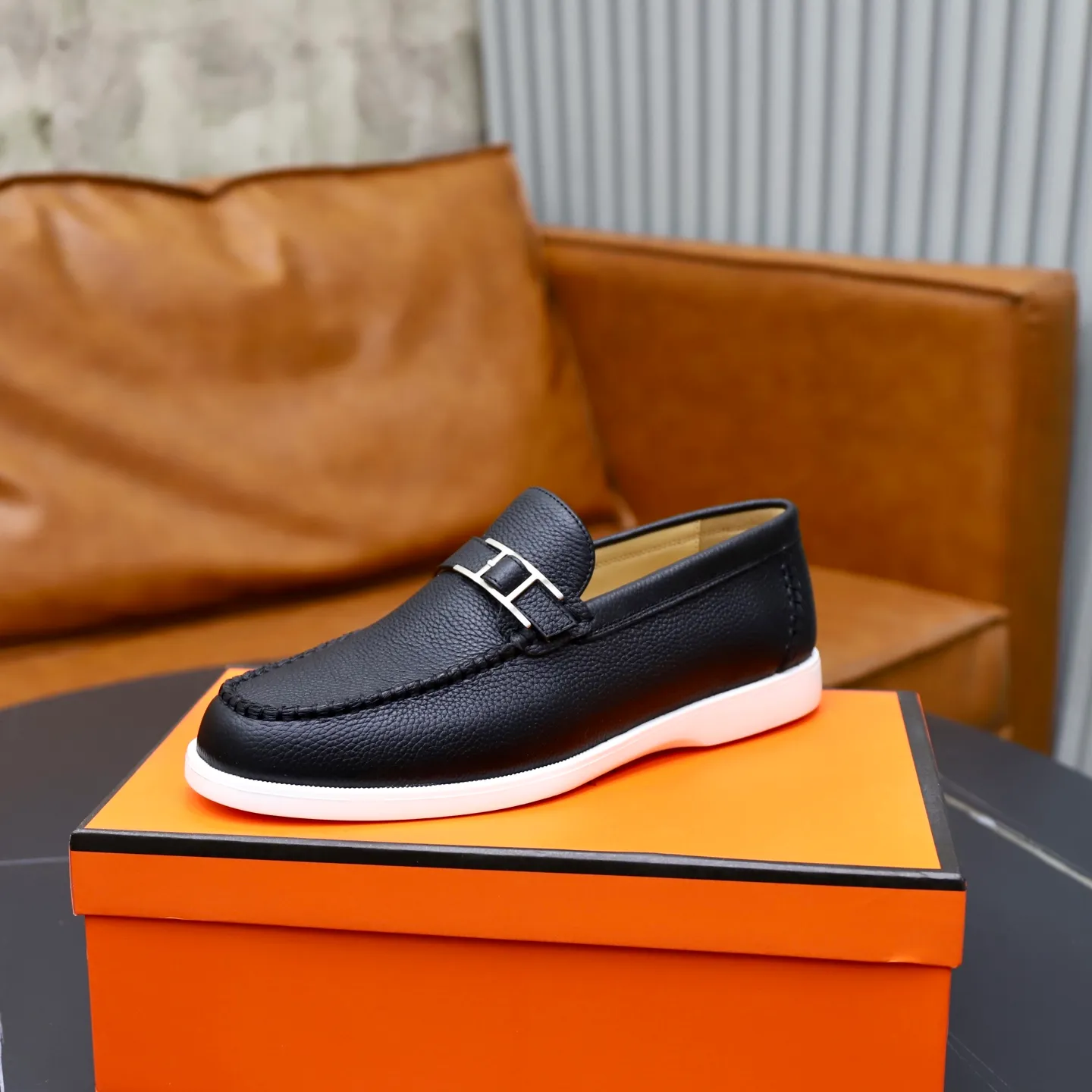 Ex-factory price: 560💰Hermès/Hermès slip-on men's shoes. This shoe is made of imported pebbled cowhide. It has simple and smooth lines and is combined with aerodynamically designed 3CM rubber foam ultra-light soles! Youthful and fashionable, classic H-shaped hardware buckle decoration, calf lining gently wraps the feet, with logo cowhide feet, casual and urban style, highlighting youthful vitality, sports and leisure version, super versatile, code number: 38-39-40-41-42-43-44 standard leather shoe size (45 can be customized but does not support returns)
